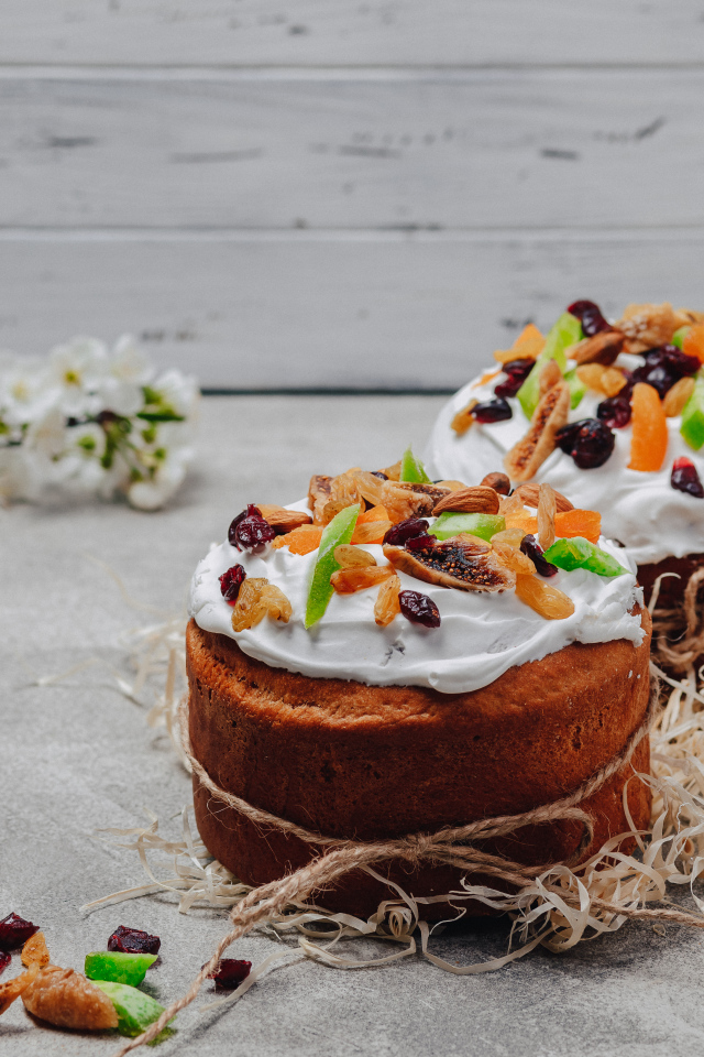 Два пасхальных кулича украшены цукатами