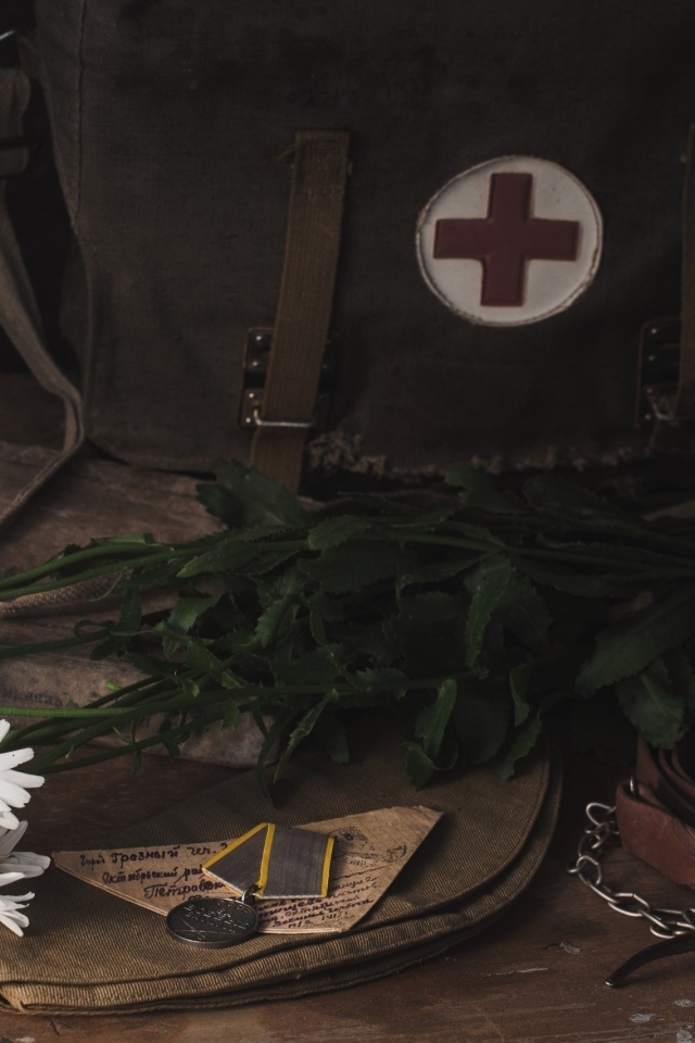 Букет ромашек, сумка медсестры и письмо с медалью на День победы