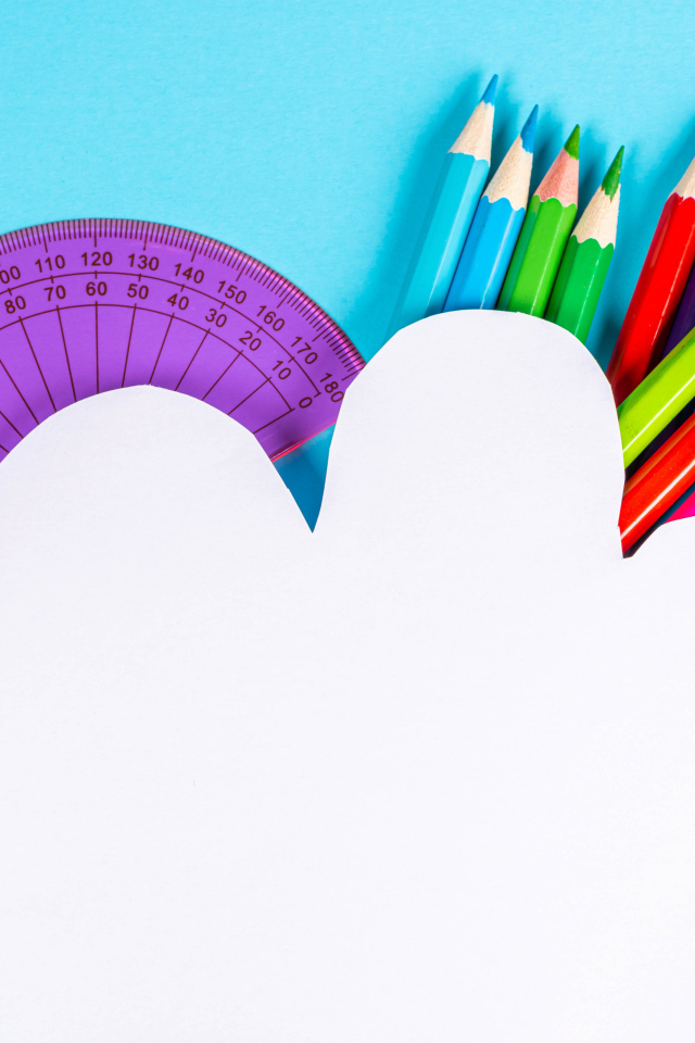 Цветные карандаши на голубом фоне с листом бумаги, шаблон для открытки