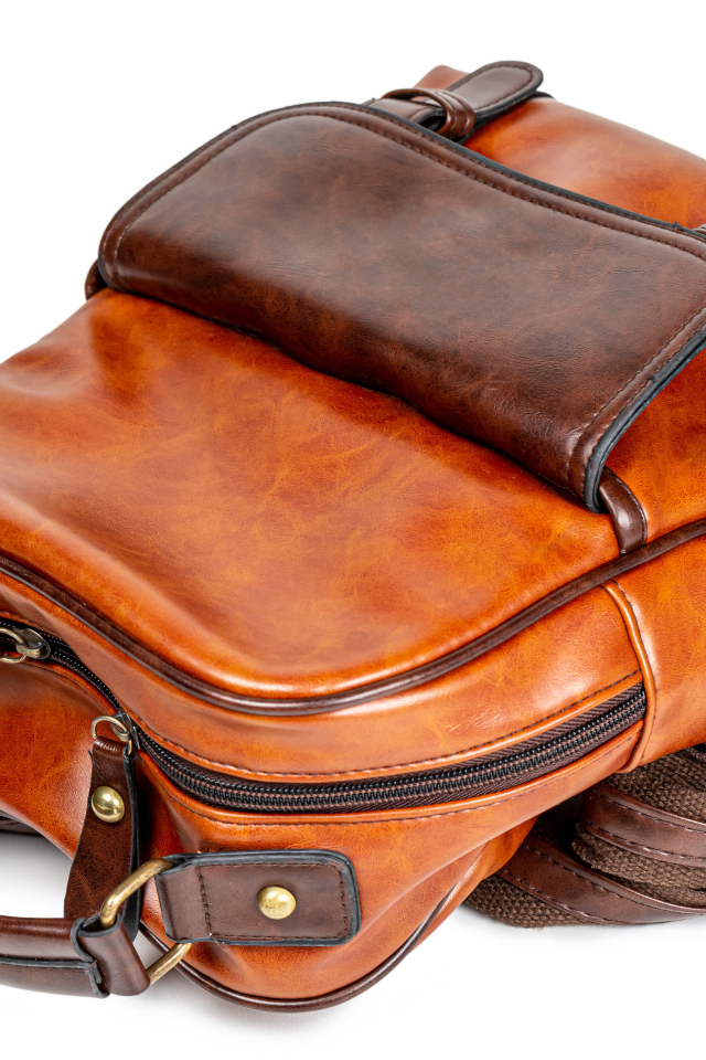 Кожаный школьный рюкзак на белом фоне