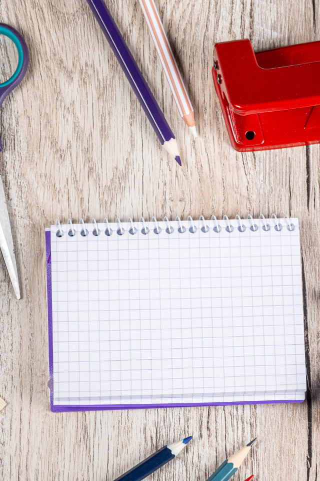 Канцелярские предметы, блокнот и глобус на деревянном столе