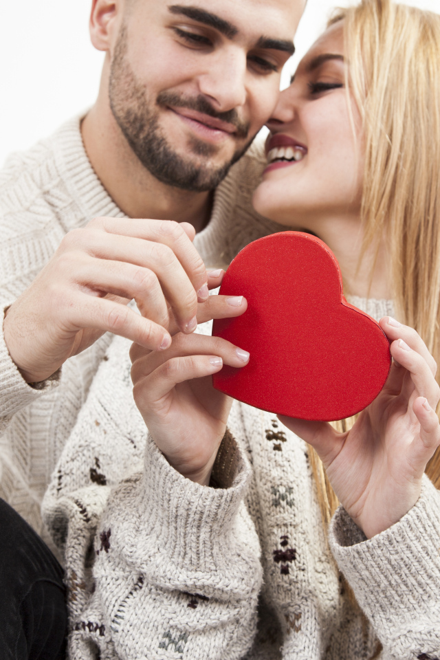 Красивая влюбленная пара с сердцем в руке