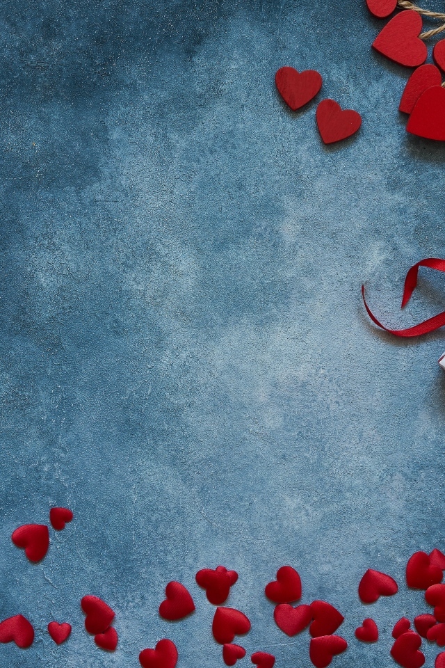 Синий фон с мелкими красными сердечками и подарками