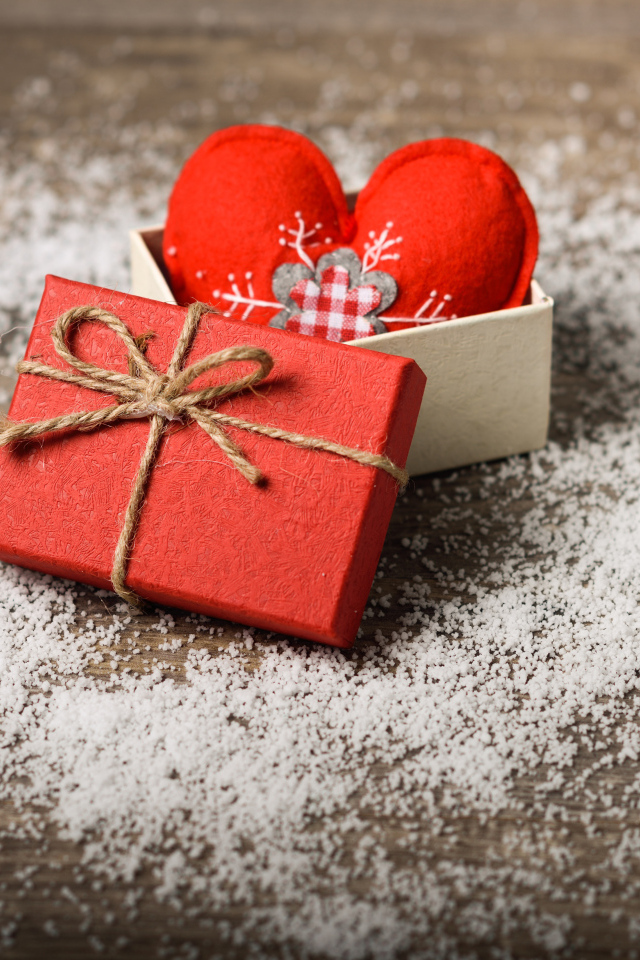 Коробка с сердечком на деревянном фоне