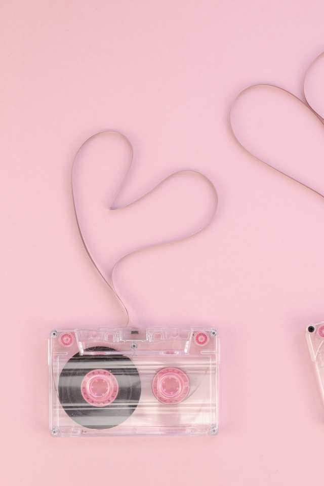 Сердечки из кассетной ленты на розовом фоне