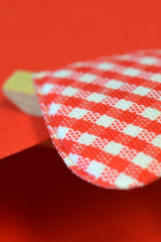 Прищепка с сердечком на красном конверте