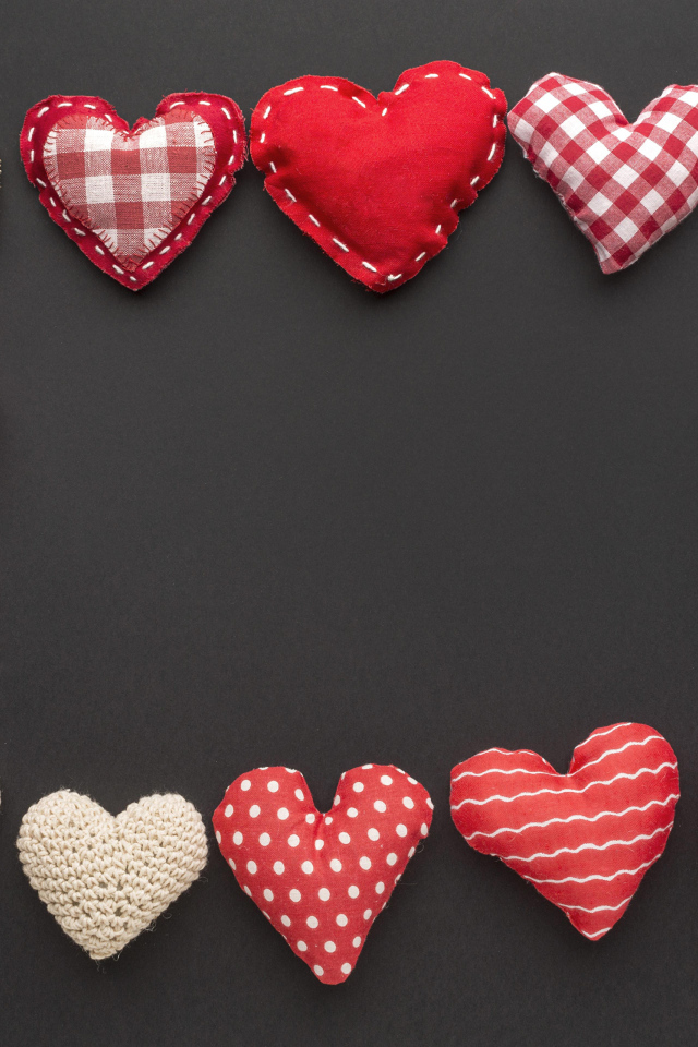 Рамка из тканевых сердечек на сером фоне, шаблон для открытки