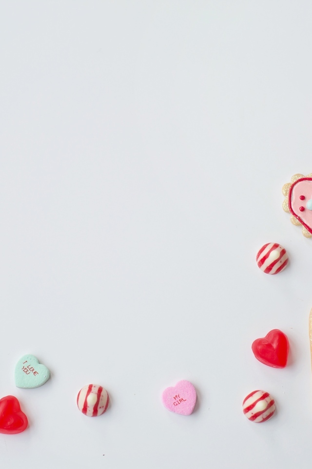 Серый фон с конфетами и печеньем в форме сердца