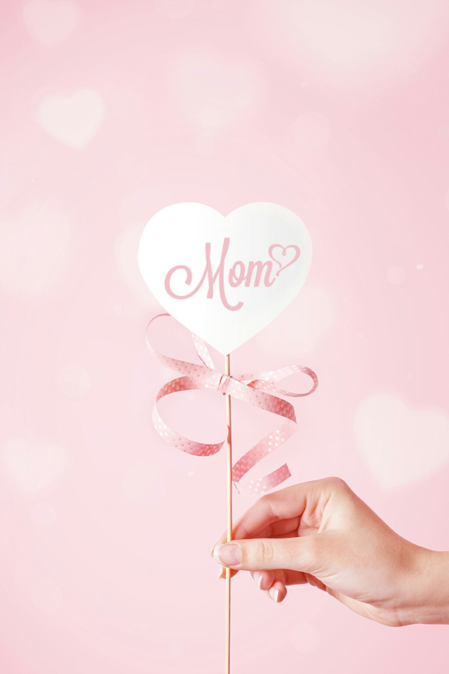 Сердечко для мамы на палочке  в руке