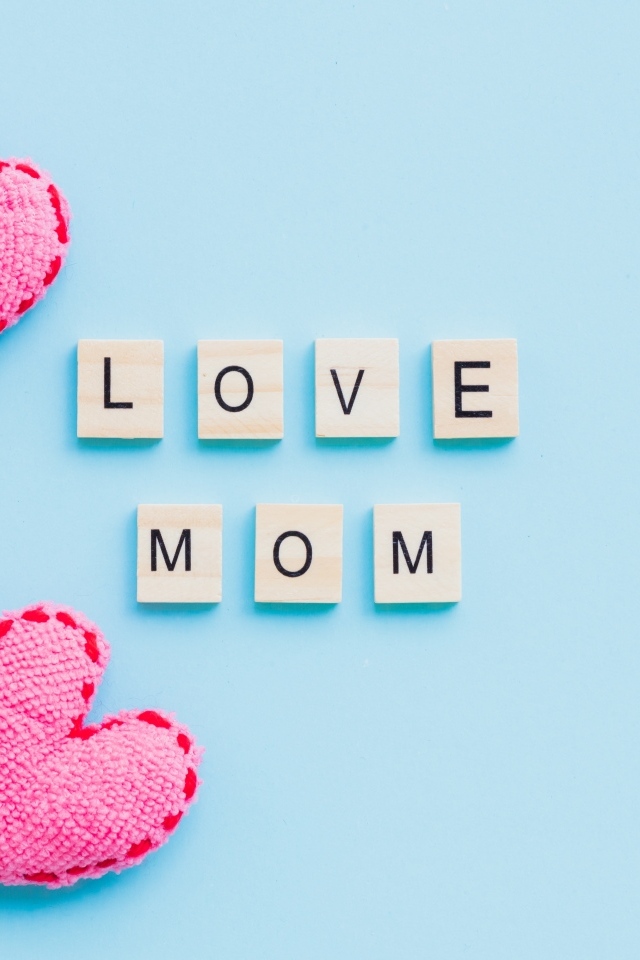 Сердечки и надпись Я люблю маму на голубом фоне