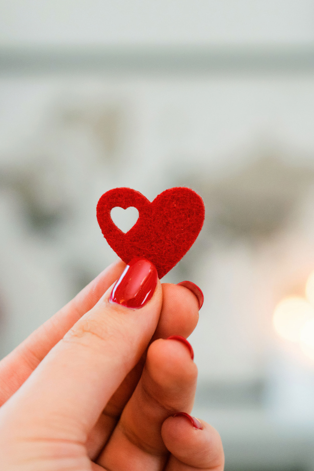 Маленькое красное сердечко в руке