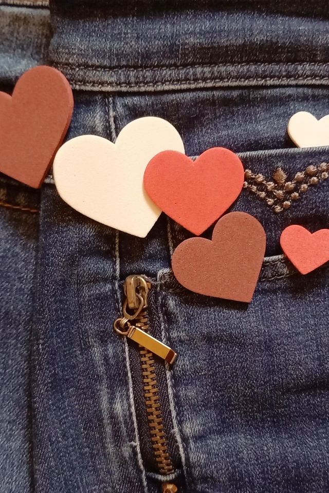 Маленькие красные сердечки в карманах джинсов