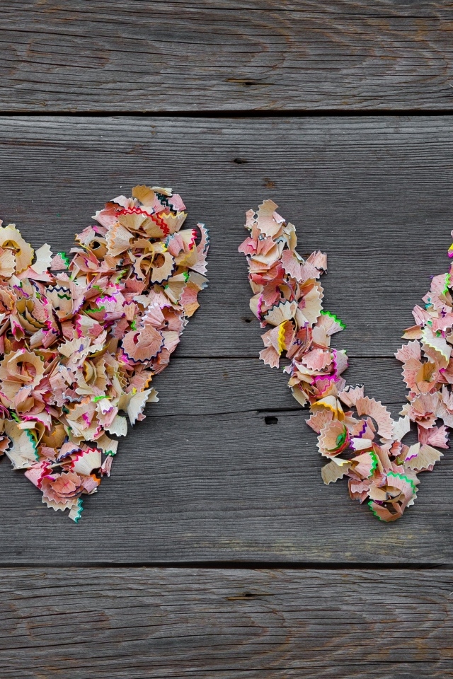 Надпись любовь из стружки карандашей на деревянном фоне