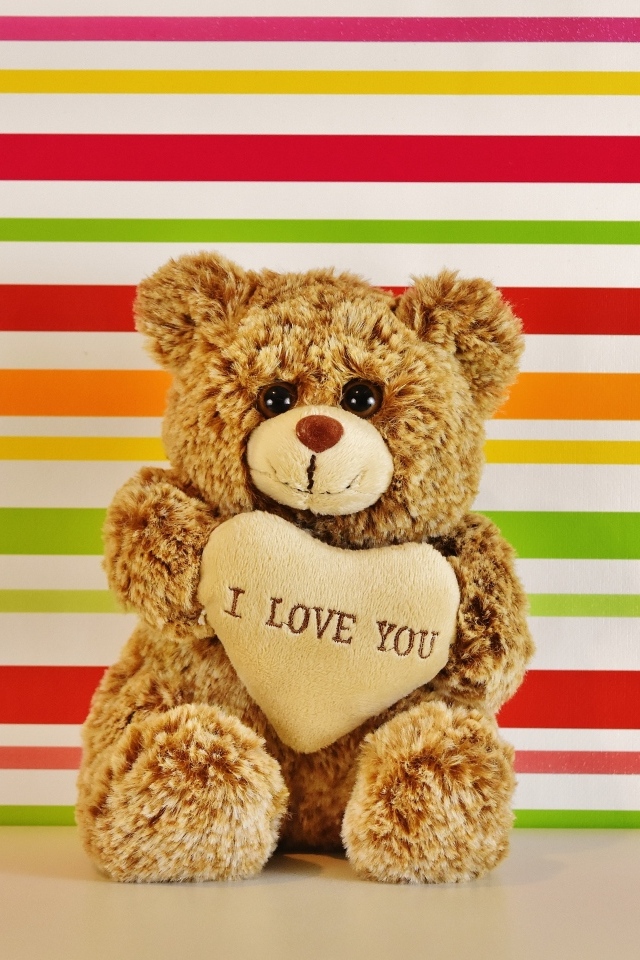 Плюшевый милый медвежонок с сердечком