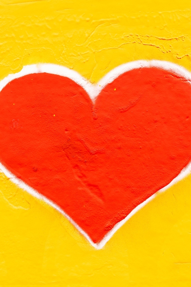 Красное сердце на желтом фоне