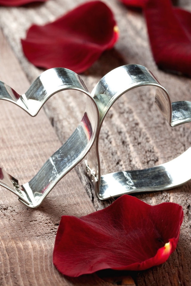 Две формочки в форме сердца с красными лепестками розы