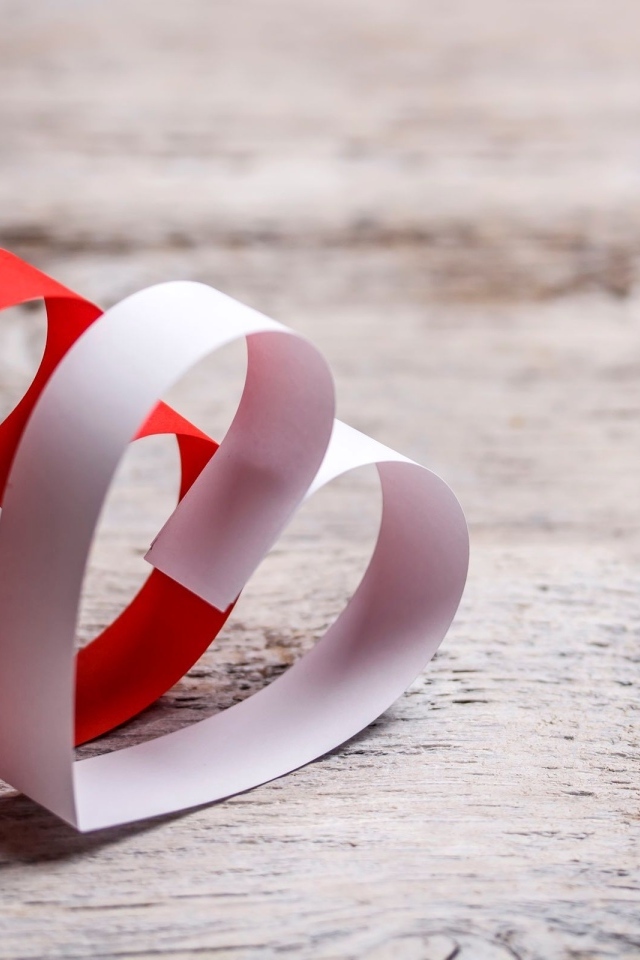 Два бумажных сердца на столе