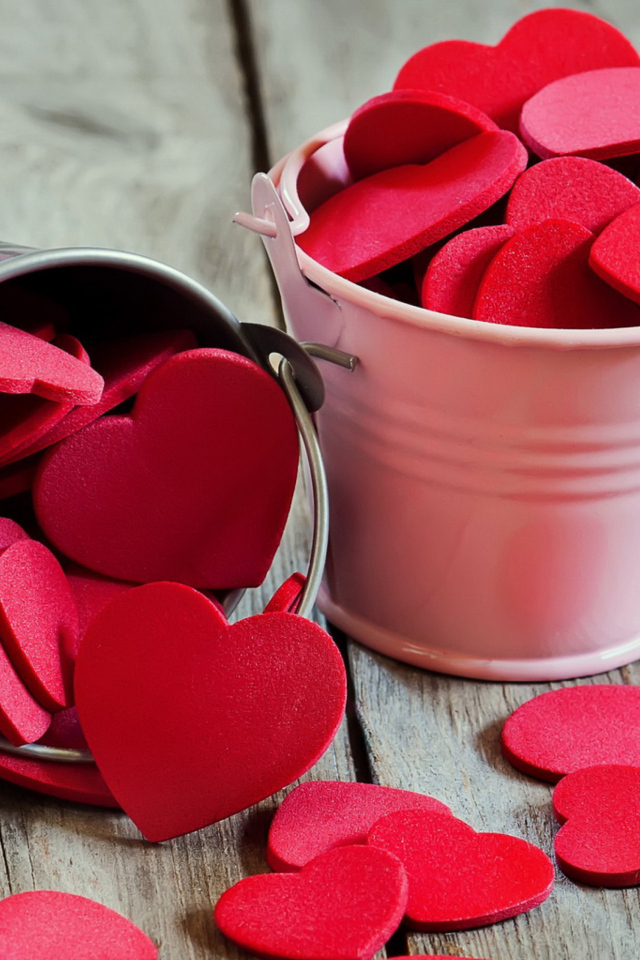 Два маленьких ведра с красными сердечками