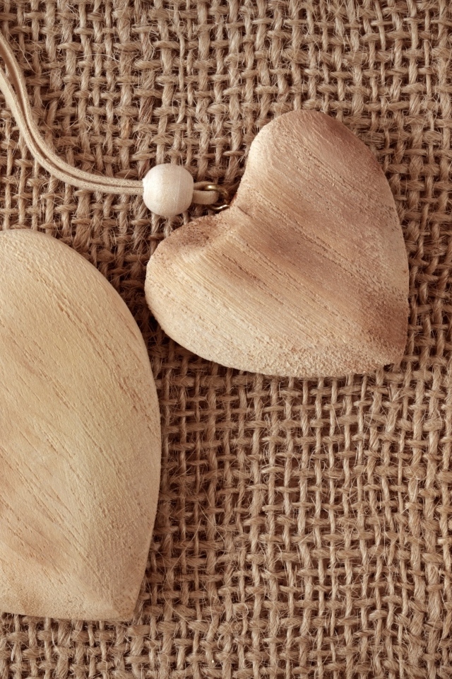 Два деревянных сердца на ткани