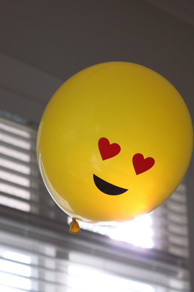 Желтый воздушный шарик с глазами в форме сердца