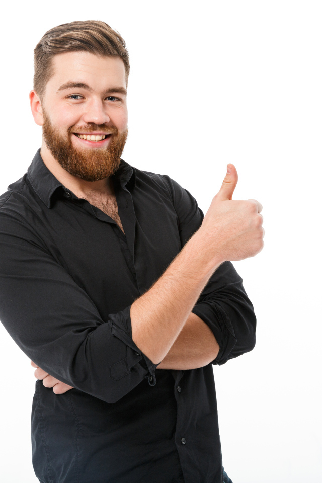 Улыбающийся мужчина с бородой показывает класс