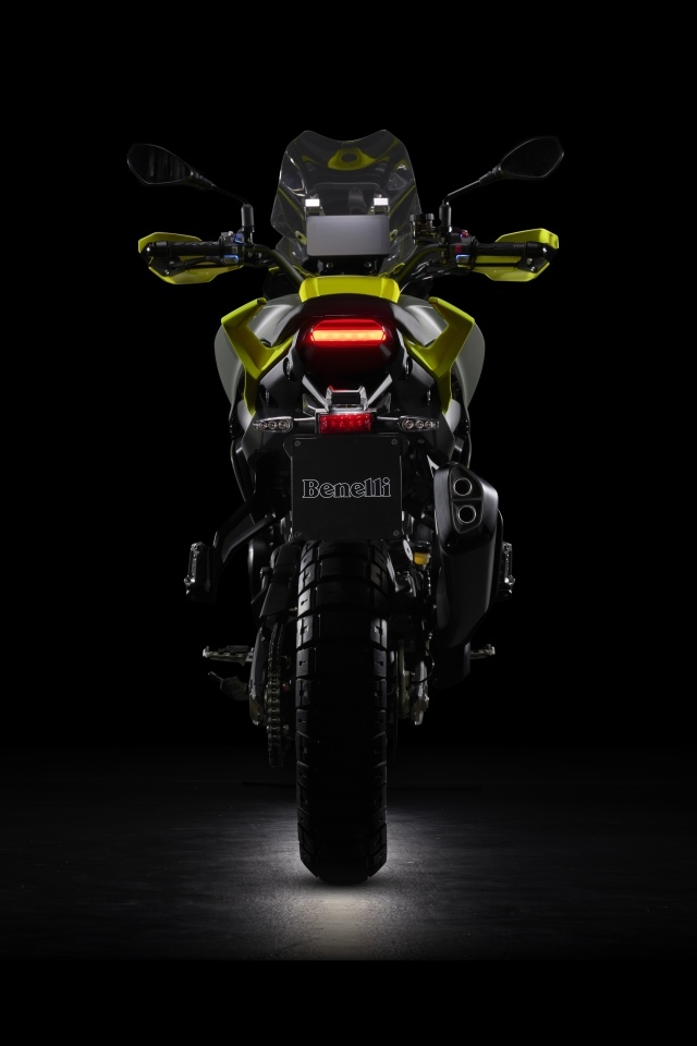 Мотоцикл Benelli TRK 800 на черном фоне