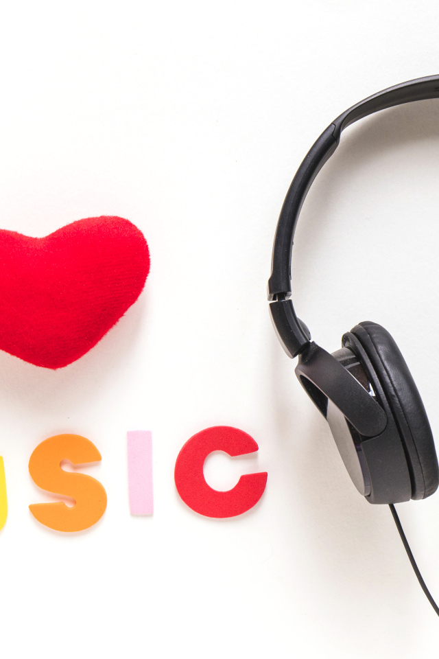 Черные наушники с надписью я люблю музыку