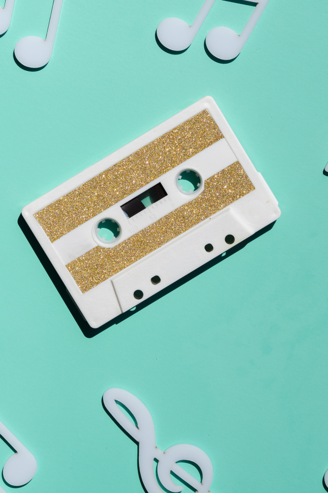 Кассета с белыми нотами на голубом фоне