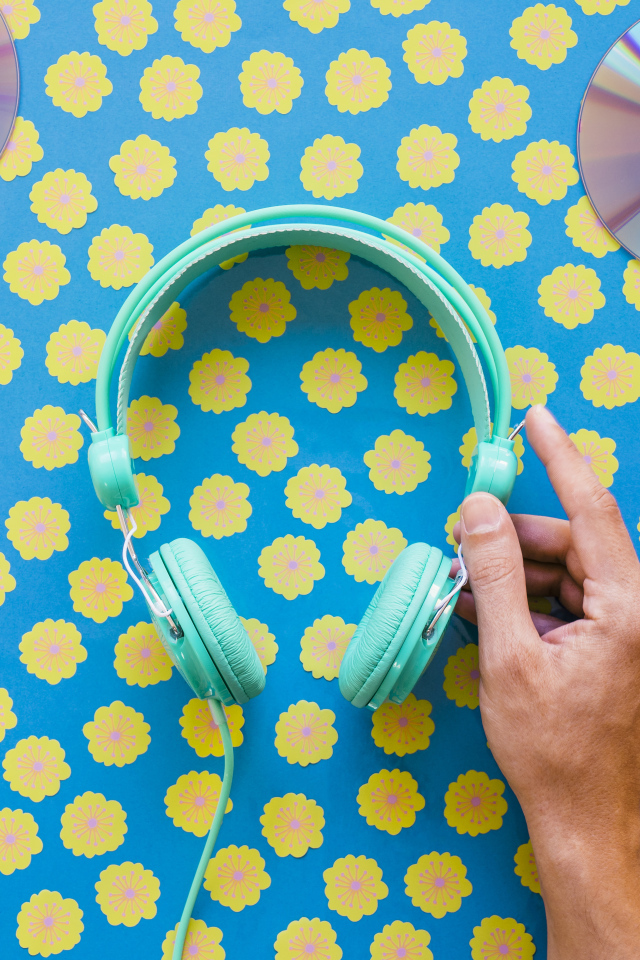 Наушники и диски на цветочном фоне