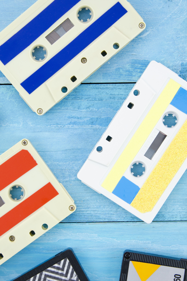 Много старых кассет на голубом фоне