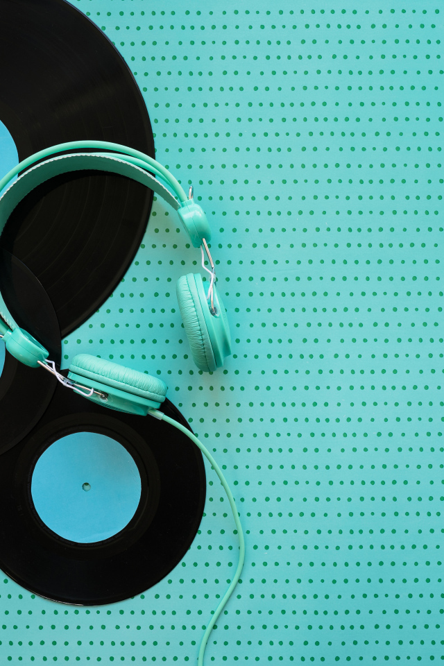 Пластинки и наушники на голубом фоне