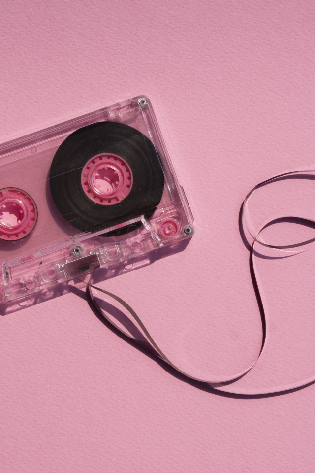 Магнитофонная кассета на розовом фоне