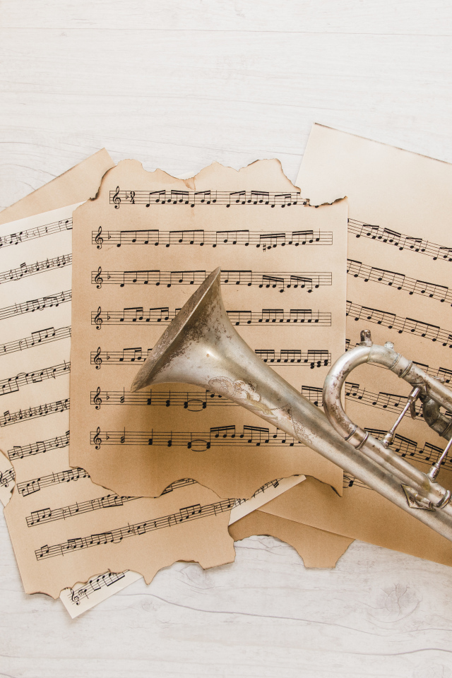 Труба и старые ноты на столе