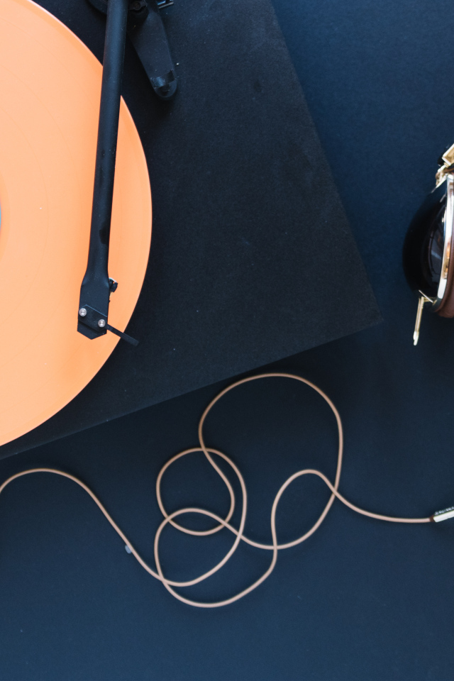 Виниловый проигрыватель с наушниками