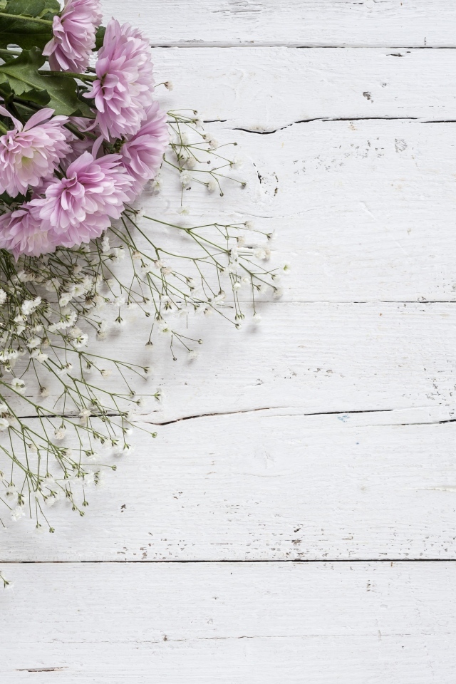 Букет розовых цветов хризантемы и белых цветов гипсофилы