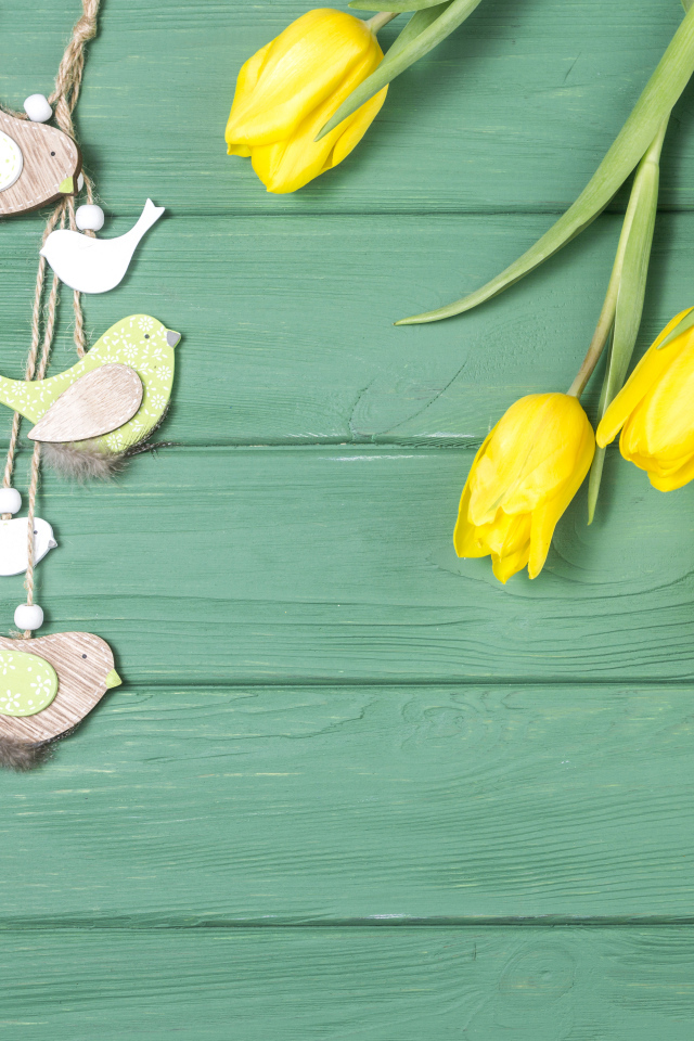 Букет желтых тюльпанов с птичками на зеленом столе