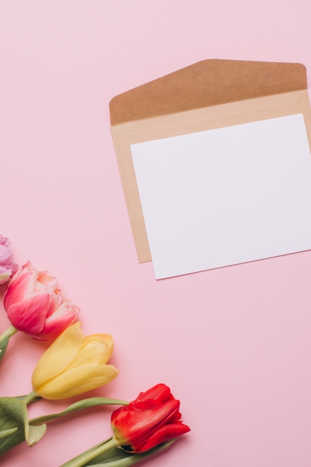 Письмо с букетом тюльпанов и ручкой на розовом фоне