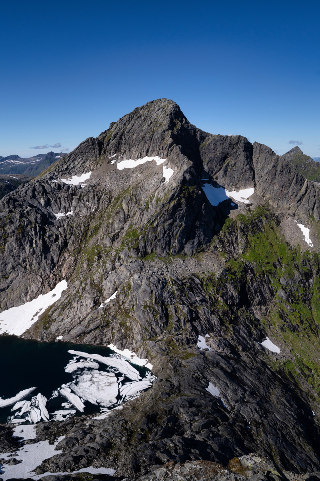Вид на высокие горы под голубым небом