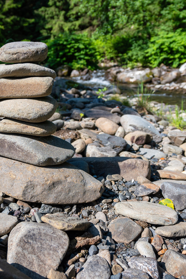 Пирамида из камней на берегу горной реки