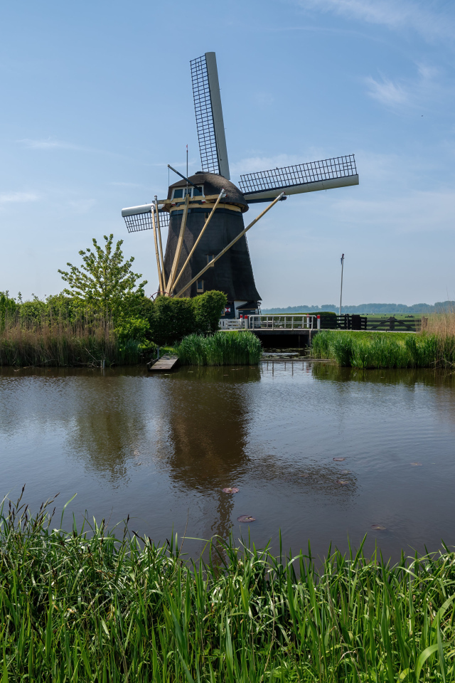 Мельница стоит у реки