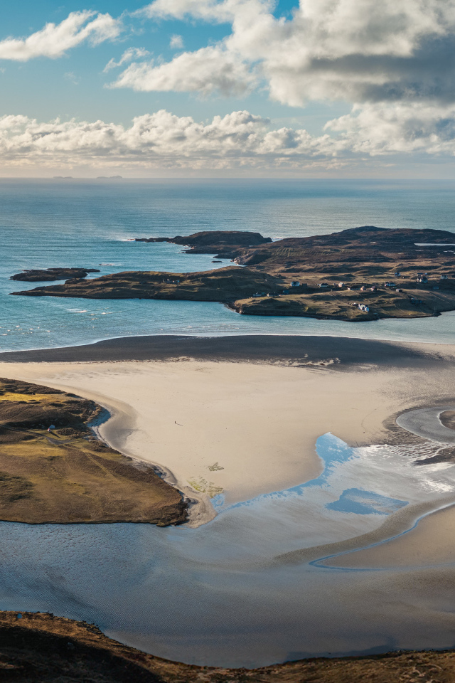 Красивый вид за залив под белыми облаками в небе