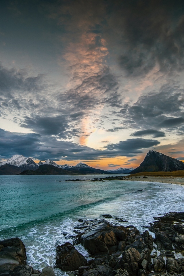 Черные облака над водой океана