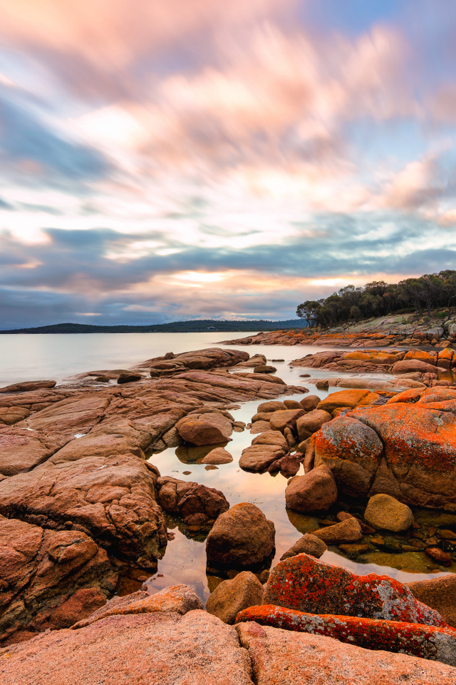 Большие камни на морском побережье