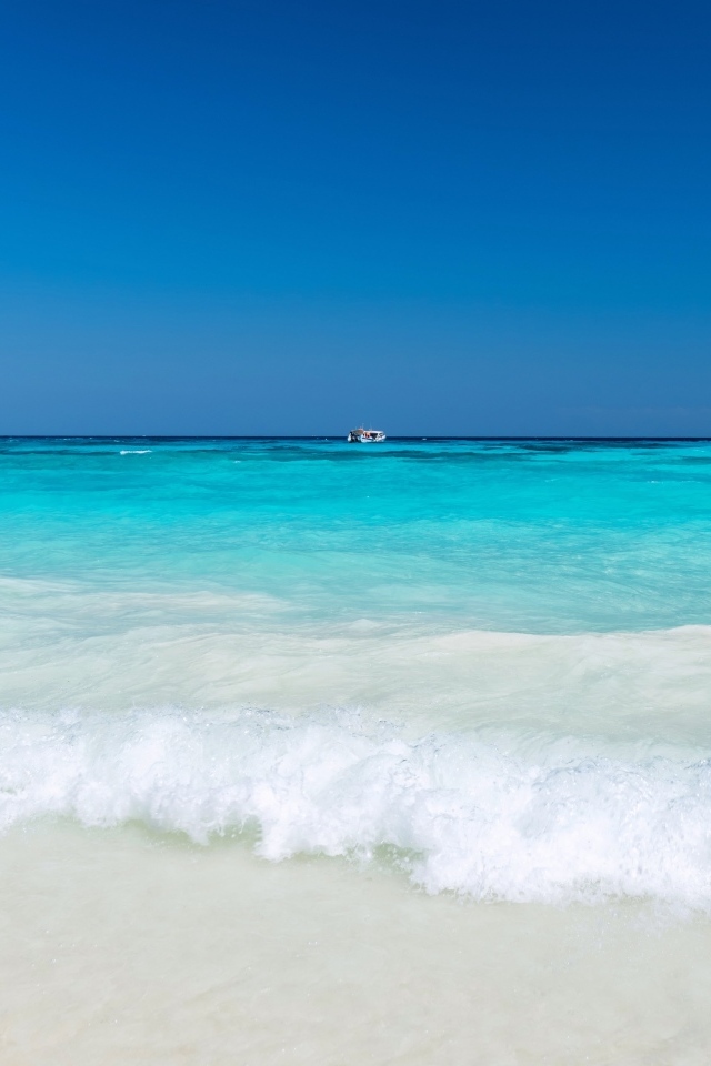 Бирюзовый океан с белыми волнами