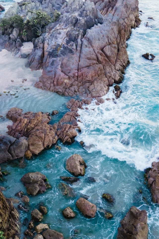 Вид сверху на скалы на берегу океана