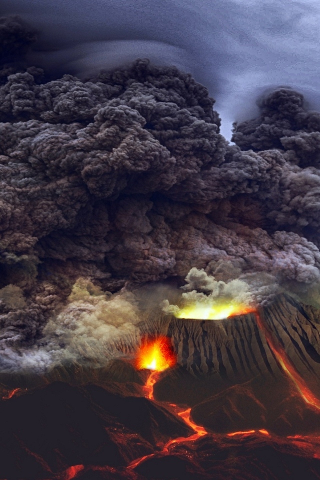 Страшный черный дым над извергающимся вулканом