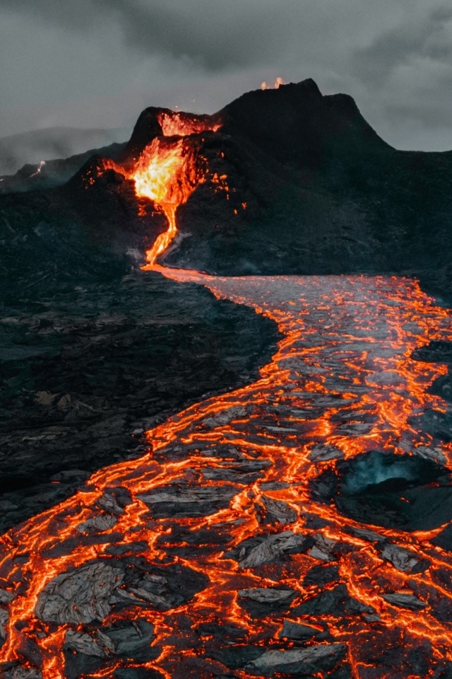 Вулканическая раскаленная лава стекает по склону