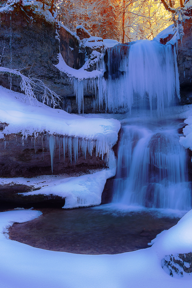 Заледеневший водопад на скале зимой
