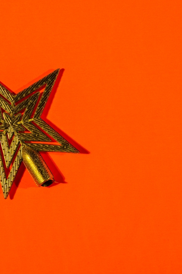 Золотая звезда на красном фоне