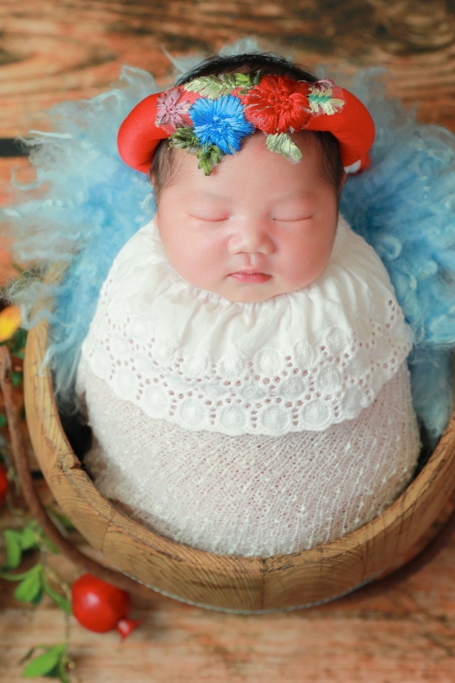 Маленький ребенок завернут в белое покрывало